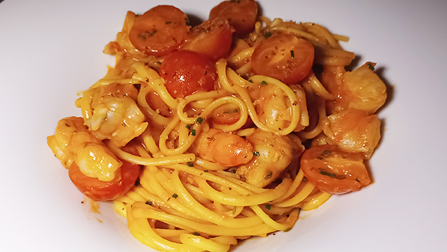 Hauptspeise Linguine mit Garnelen, Tomate (und normalerweise Chili)