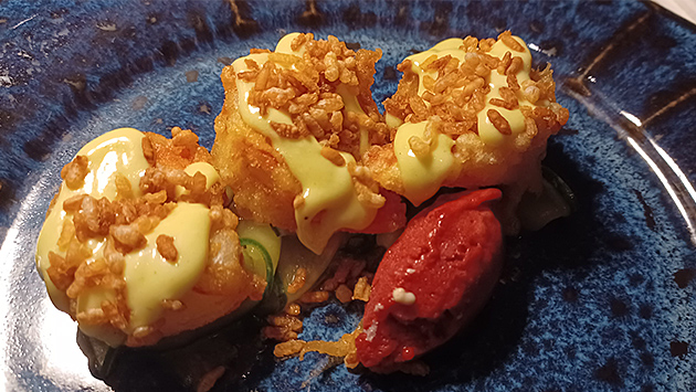 Vorspeise Tempura-Garnelen auf Gurke mit einer Nocke aus Beeren-Sorbet