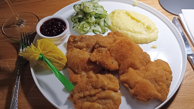 Hauptspeise Wiener Schnitzel mit Kartoffelpüree, Gurkensalat und Preiselbeeren