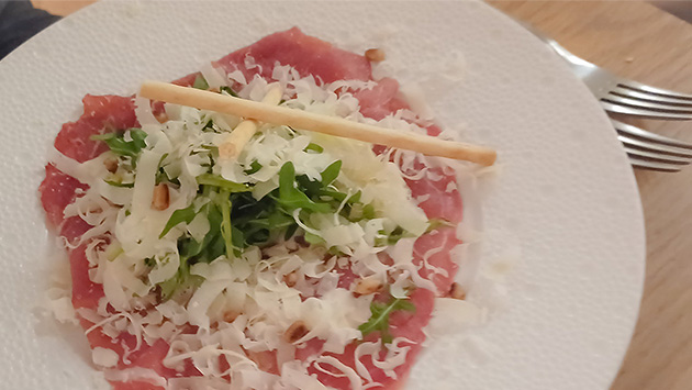 Carpaccio angerichtet mit Parmesan und Rucola