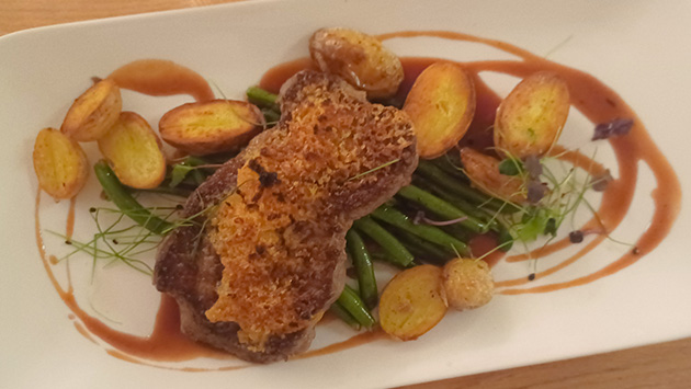 Steak angerichtet mit Kartoffeln und Bohnen