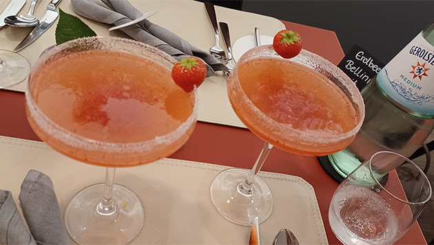 Zwei Gläser Prosecco mit Erdbeermark