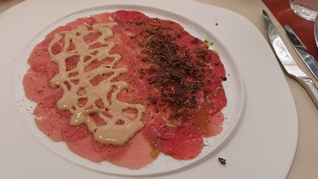 Teller mit Carpaccio mit Thunfischsauce und Trüffel