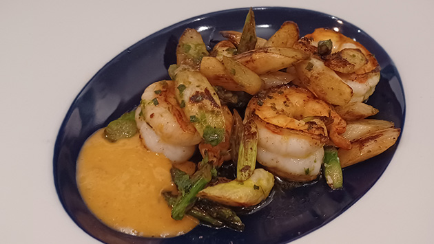 Teller mit Wildfang-Garnelen, Spargel und Sauce