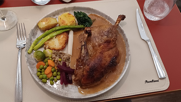 Teller mit halber Ente, Gemüse und Kartoffeln