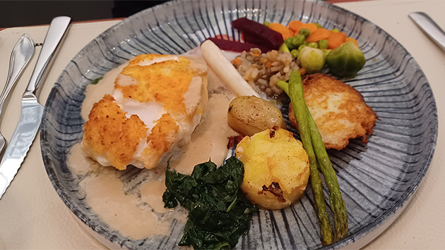 Teller mit Skrei, Gemüse und Sauce