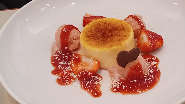 Teller mit Crème Brûlée und Erdbeermark
