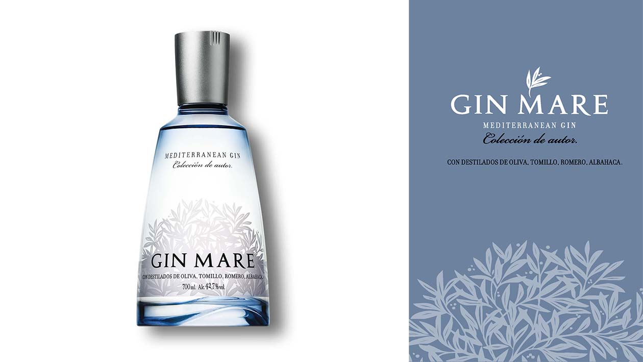 Eine Flache Gin Mare auf weißem Hintergrund, Logo Gin Mare