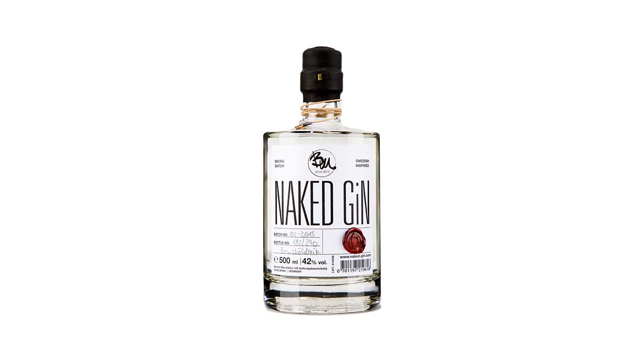 Flasche Naked Gin auf weißem Hintergrund