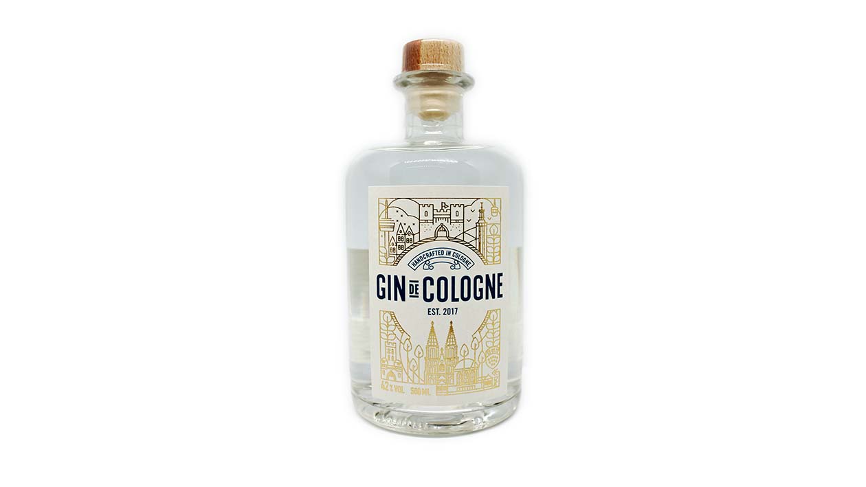 Flasche Gin de Cologne auf weißem Hintergrund
