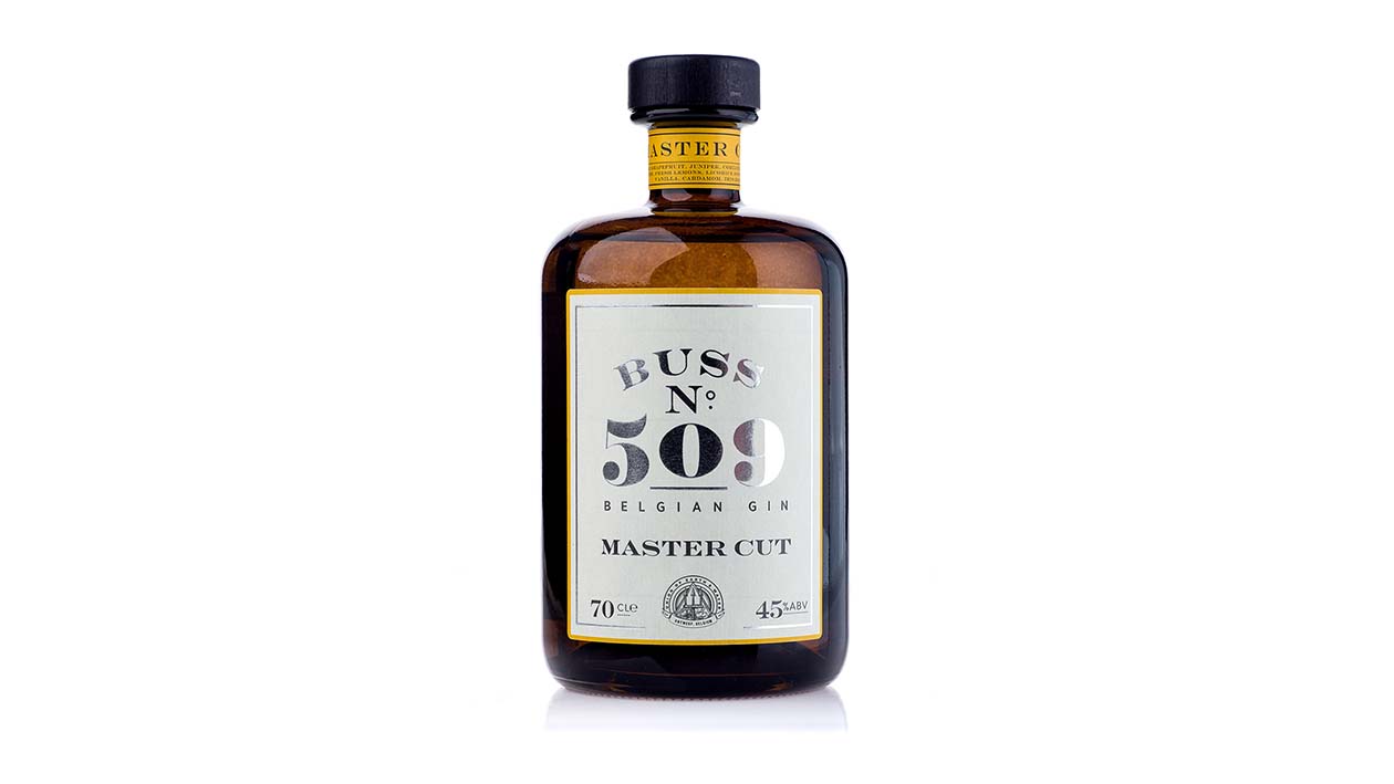 Flasche BUSS N°509 Gin auf weißem Hintergrund