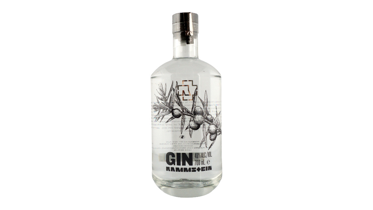 Eine Flasche Rammstein Gin auf weißem Hintergrund