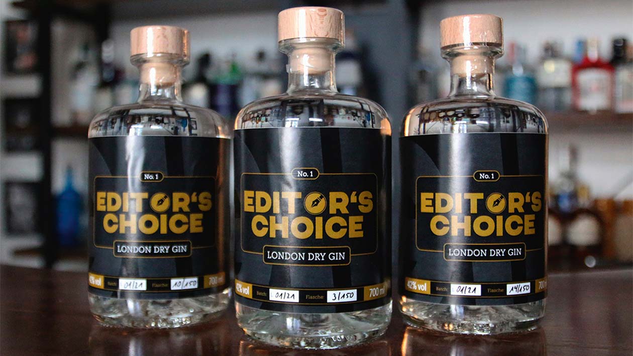 Drei Flaschen Editor's Choice No. 1 - London Dry Gin stehen auf einem Bartresen