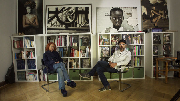 Elke Backes und Fabio Borquez sitzen im Atelier, im Hintegrund große Bilder