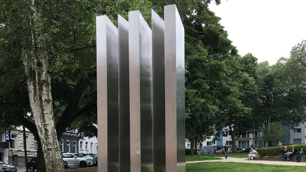 Eine Skulptur von Ernst Hermanns, welche auf steht dem Adenauerplatz im Gründerzeitviertel Mönchengldbach steht.