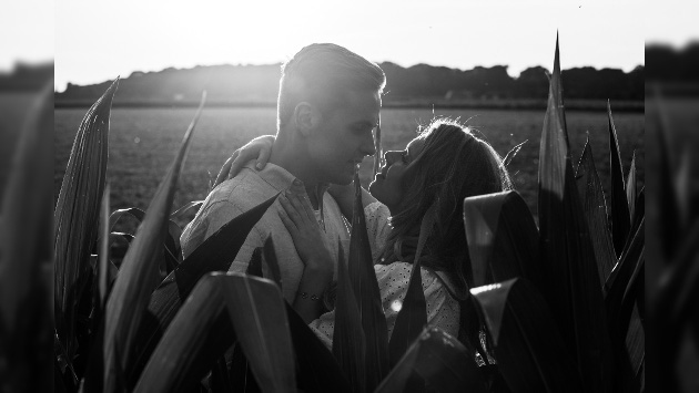 Eine schwarz-weiß Aufnahme eines Liebespaars im Maisfeld