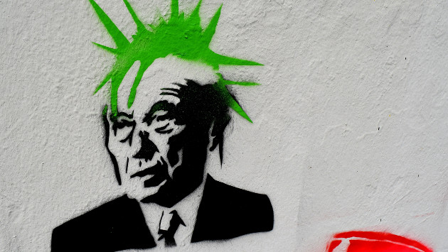 Ein Spraybild von Adenauer mit grünem Iro