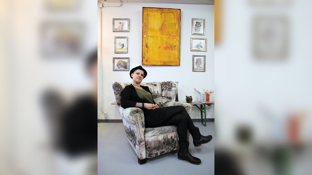 Ramona Meißner auf einem Sessel in ihrer neuen galerie