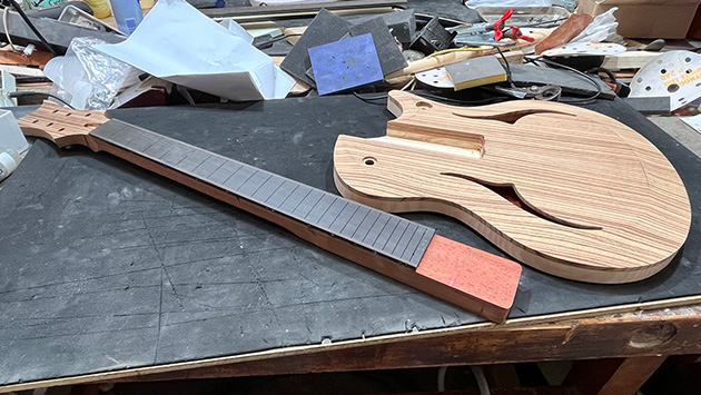 Eine neue Gitarre im Aufbau