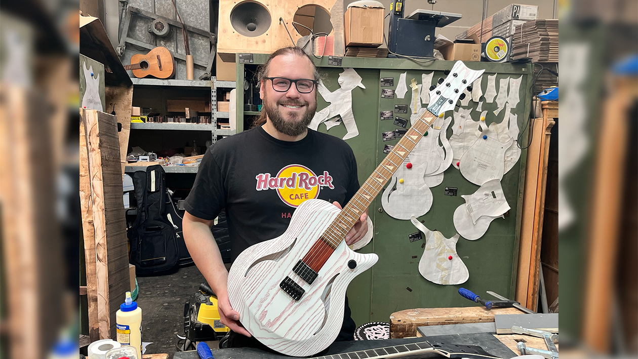 Ricco Löschner mit einer seiner selbst gebauten E-Gitarren in seiner Mönchengladbacher Werkstatt.