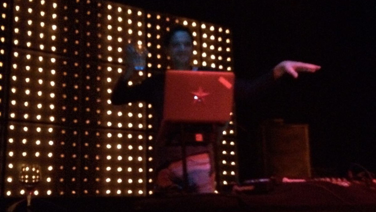 Eine sehr unscharfe Aufnahme des DJ Romavilo an seinem Mischpult.