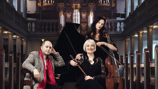 Mahan Esfahani, Michala Petri und Hille Perl stehem mit Instrumenten in einer Kirche