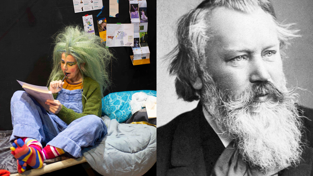Zwei Fotos, auf dem Linken sitzt die Theatherfigur Kobold Kiko auf einem Bett und schreibt auf einem Block. Rechts sieht man ein altes Portrait von Johannes Brahms.