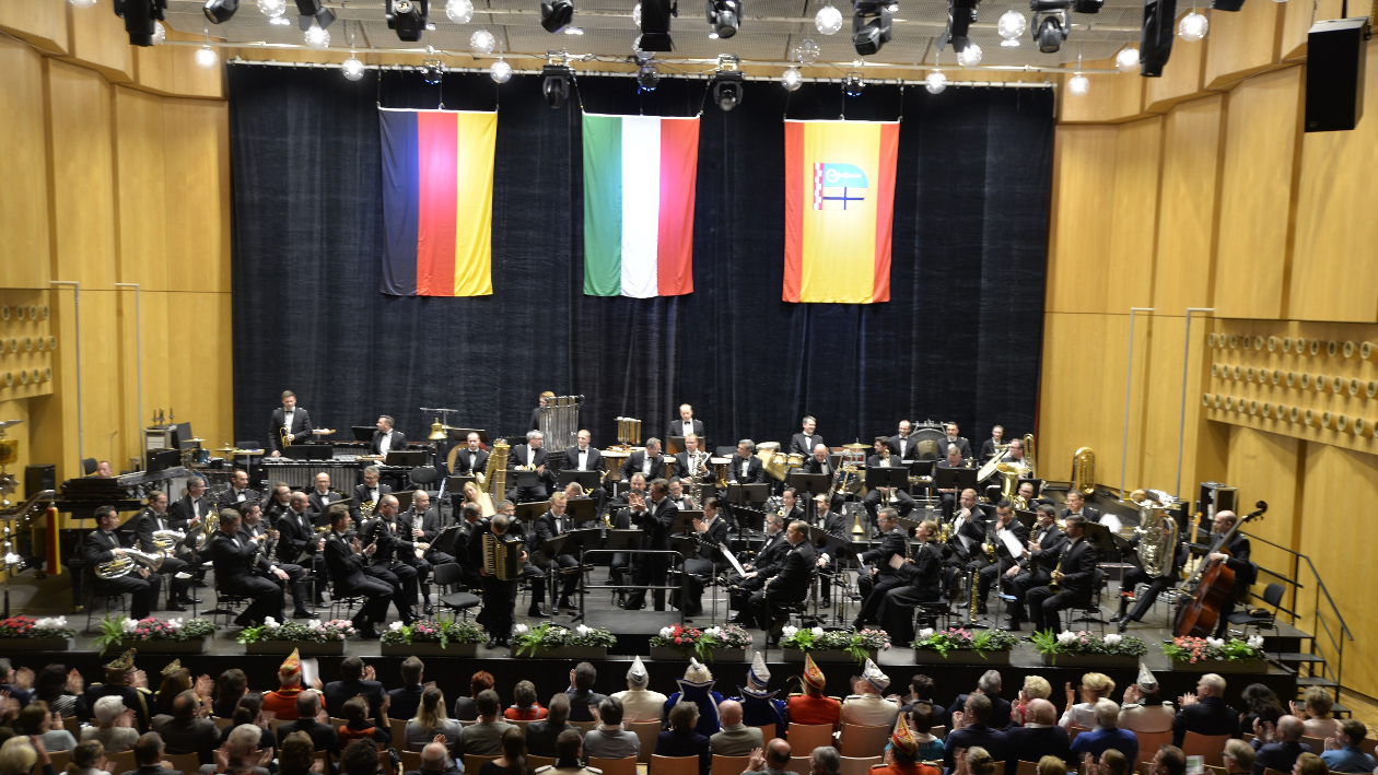 Der Musikkorps der Bundeswehr auf der Bühne mit viele Zuschauern.