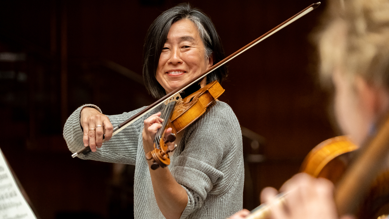 Chisato Yamamoto spielt bei einem konzert mit ihrer Violine