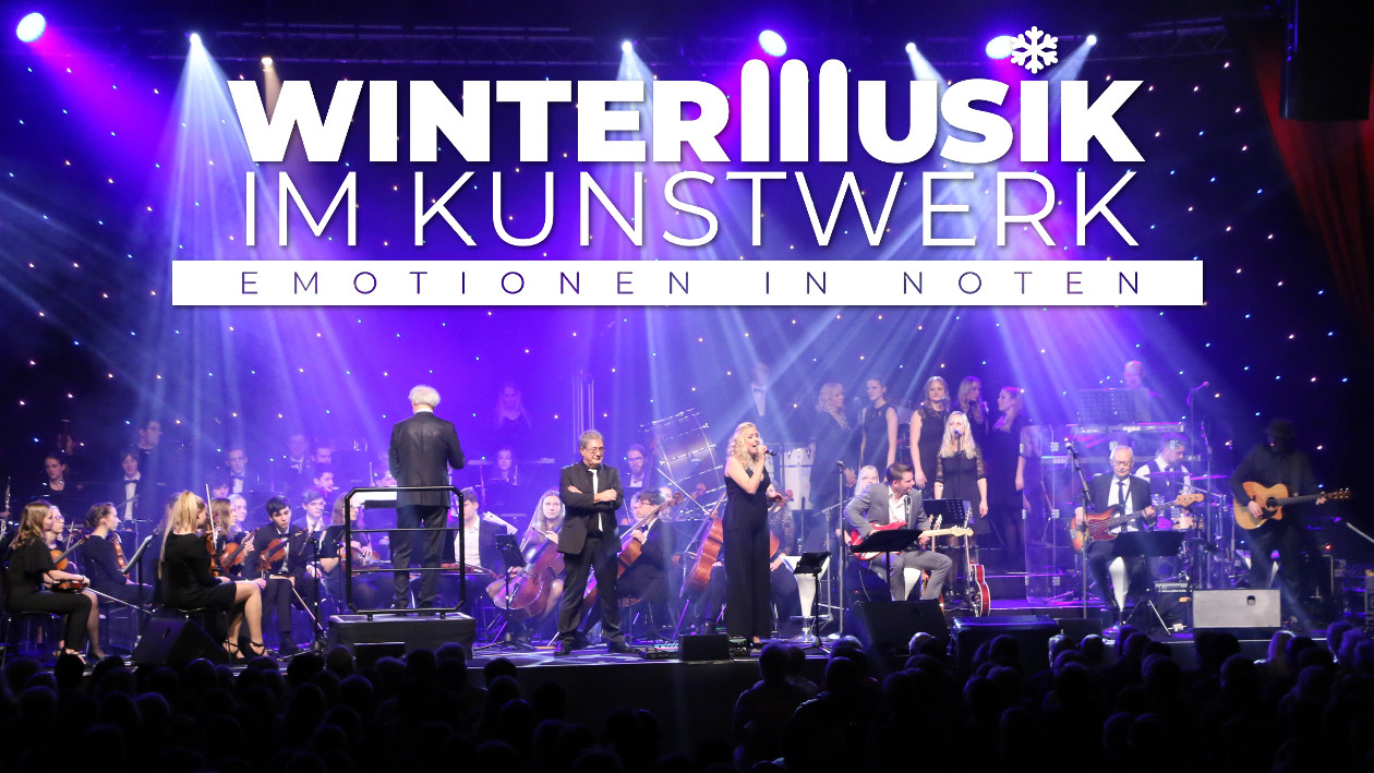 FUN and Friends mit Orchester auf einer Bühne. Oberhalb des Fotos steht der Schriftzug "WinterMusik im Kunstwerk - Emotionen in Noten"
