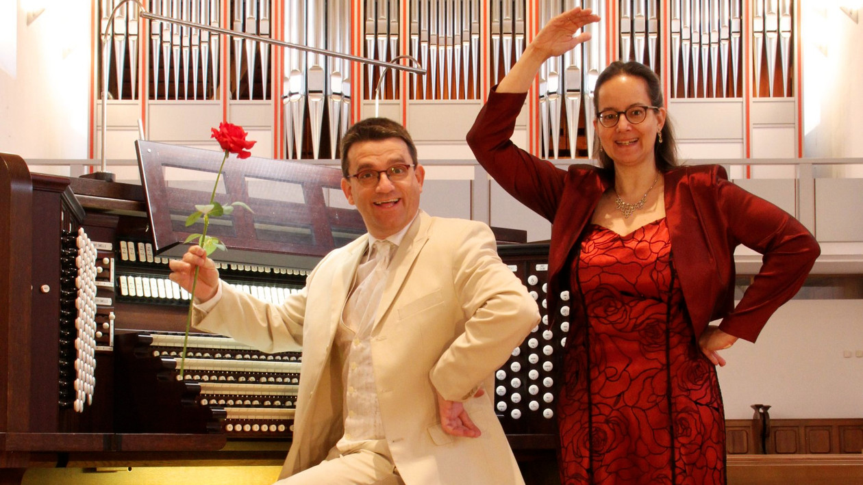 Das Orgen Duo "Die Orgel tanzt" steht vor einer Orgel