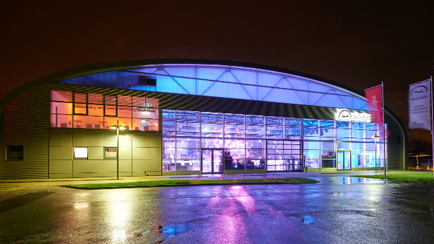 Der Hugo Junkers Hangar bunt beleuchtet bei Nacht