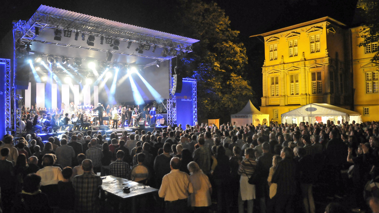 Ein großes Puplikum steht vor der Bühne bei der SommerMusik Schloss Rheydt