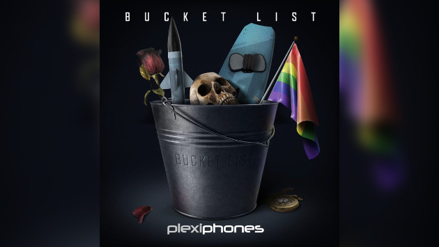 Das Cover des neues Albums "Bucket List" von PLEXIPHONES, auf dem Cover ein Eimer der mit einer Regenbogenflagge, einem Totenkopf, einer Rose und einer Rakete gefüllt ist