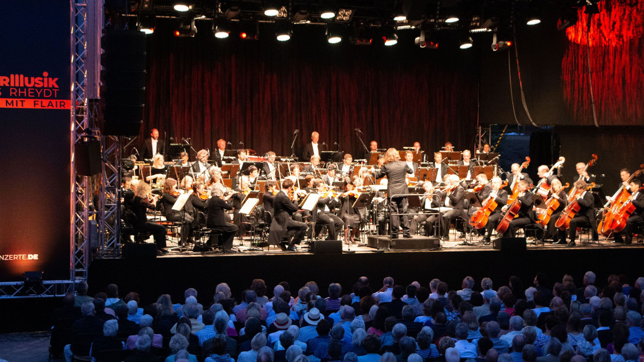 Ein Sinfonie-Orchester auf einer Bühne