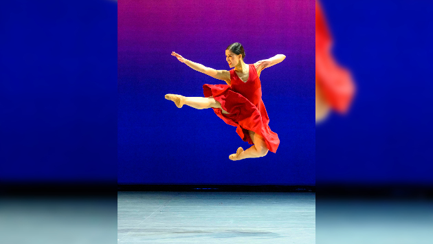 Tänzerin Flavia Harada springt einen tänzerischen Sprung in dem Stück "Alles Neu" auf der Bühne.