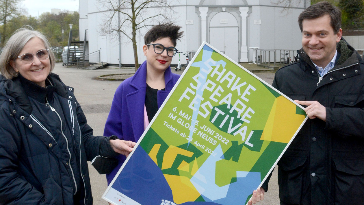 Dr. Christiane Zangs, Maja Delinić und Dr. Benjamin Reissenberger halten gemeinsam das Plakat vom Shakespeare Festival fest