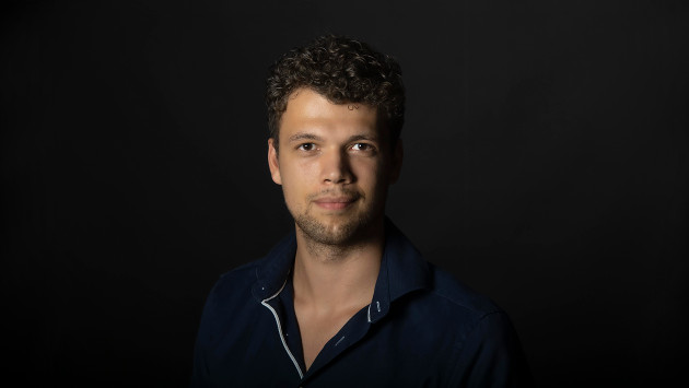 Profilaufnahme von Sjoerd Knol vor schwarzem Hintergrund