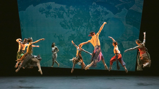 Mehrere Ballettänzer:innen tanzen auf einer Bühne