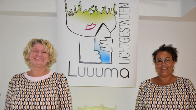 Catherine Bernaisch und Maureen Bohnen vor dem Logo von Luuuma Lichtgestalten