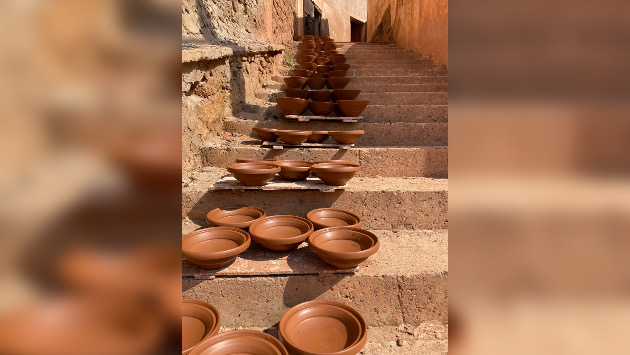 Töpferwaren stehen auf einer Treppe in der Küstenstadt Safi
