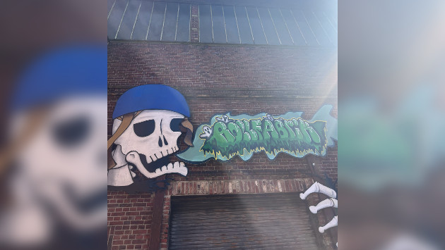 Der Eingang der Rollfabrik mit großem Graffitti Bild