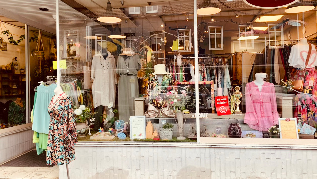 Schaufenster des Geschäfts "Frau Bluse & Handwerk"