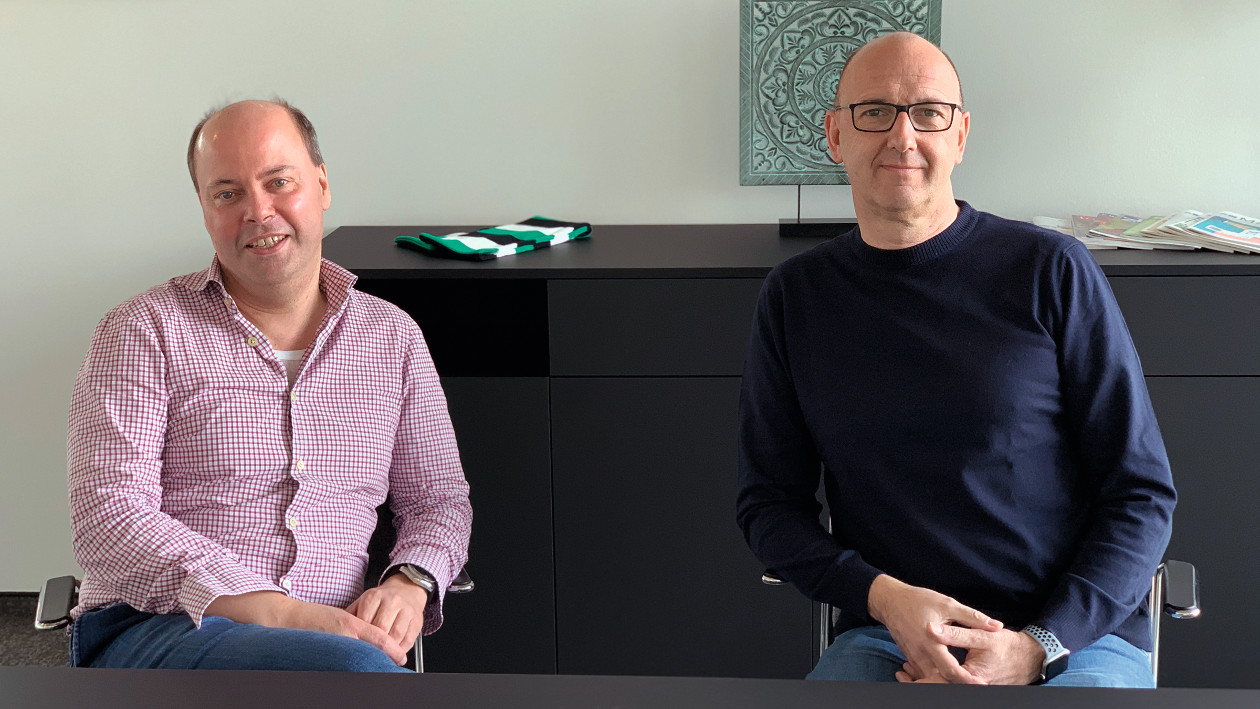 Dirk Serwatka und Christoph Kox (Geschäftsführer der C + S Personalservice GmbH) sitzen am Schreibtisch