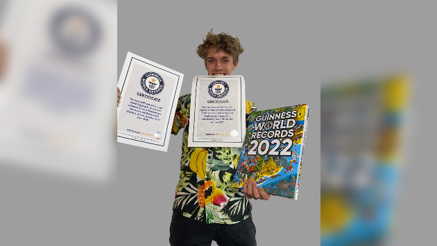 Luca Pferdmenges hält seine Rekort-Zertifikate und ein Guinnes World Records 2022 Buch fest.