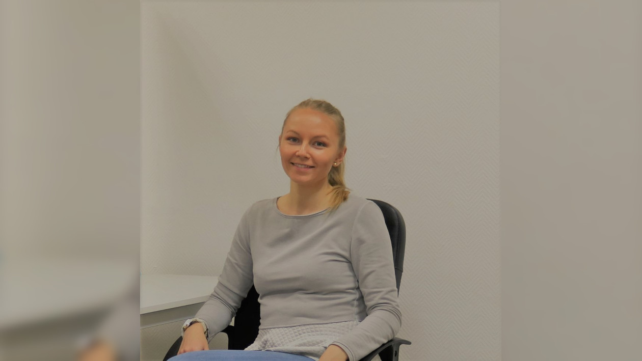WerdeNeu Gründerin Kristina Mituzaite sitzt auf einem Bürostuhl