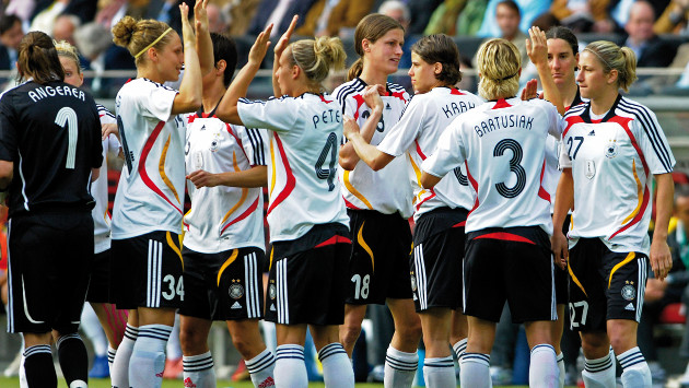 Die Frauen der Frauenfußballmannschaft der WM 2011 schlagen zusammen ein