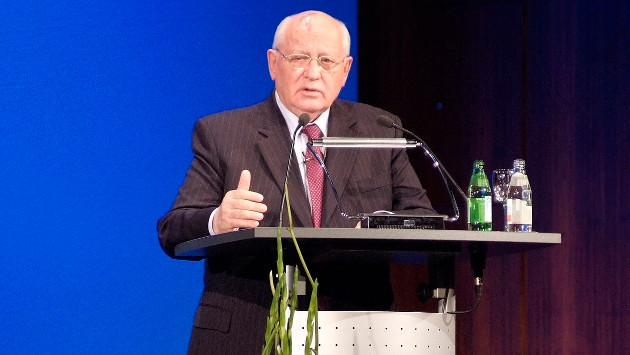 Michail Gorbatschow steht auf einer Bühne und hält eine Rede