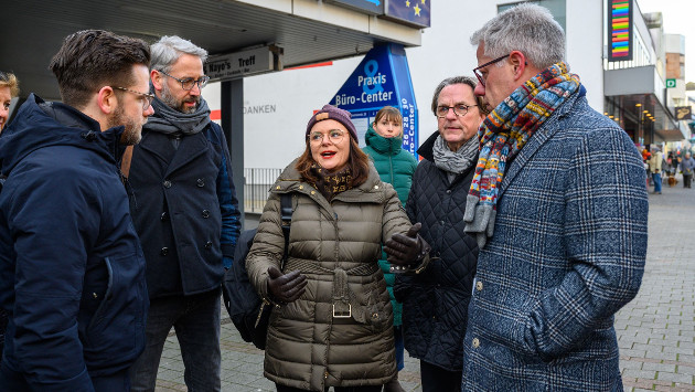 Oberbürgermeister Felix Heinsrichs spricht mit anderen Personen auf der Straße