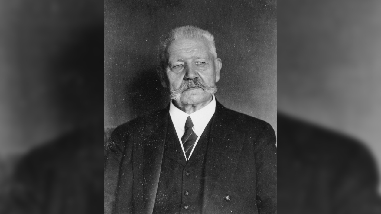 Ein altes schwarz weiß Archivfoto von Paul von Hindenburg